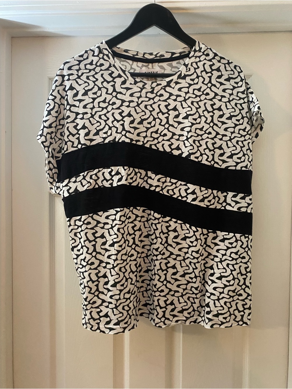 Kinesis. Black and White Patterned Women's Tee - Short Sleeve.XL. India. NWT.